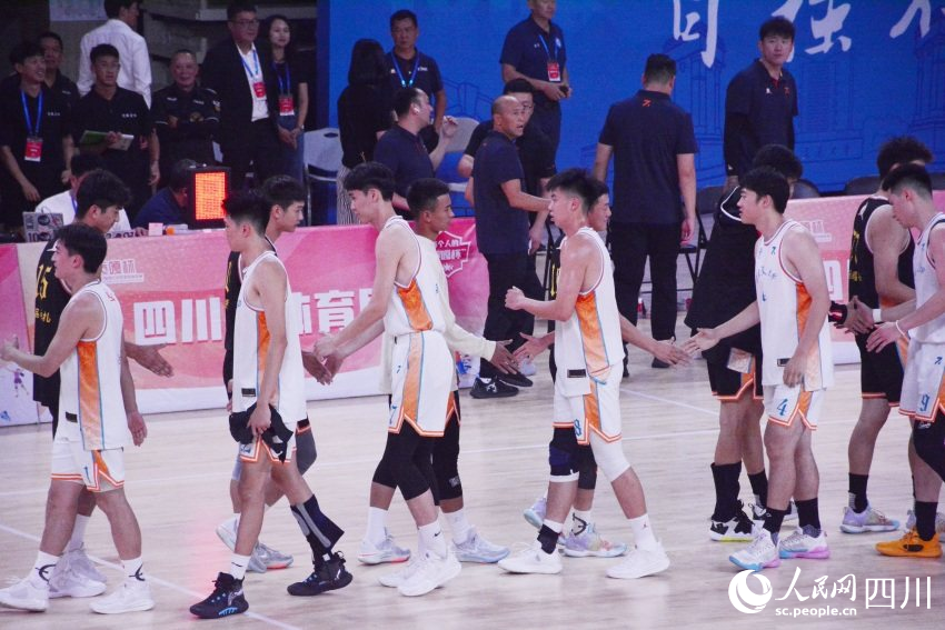 比赛结束后两队球员握手。实习生 陈芳斌摄
